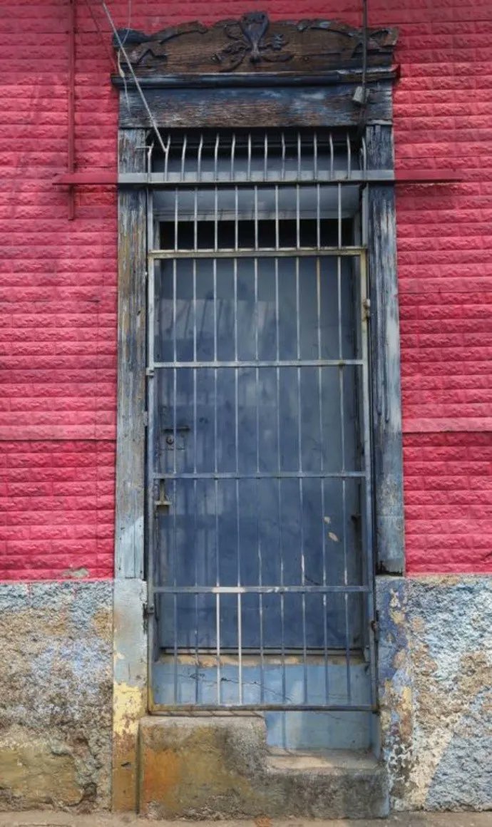 Fotos | Las puertas antiguas del centro de San Salvador nos invitan a un viaje hacia la memoria en la arquitectura de la ciudad. Foto: LPG/Luis Martínez.  
Agradecimientos a Dylan Magaña y Yolanda Vaquerano.

laprensagrafica.com/cultura/GALERI…