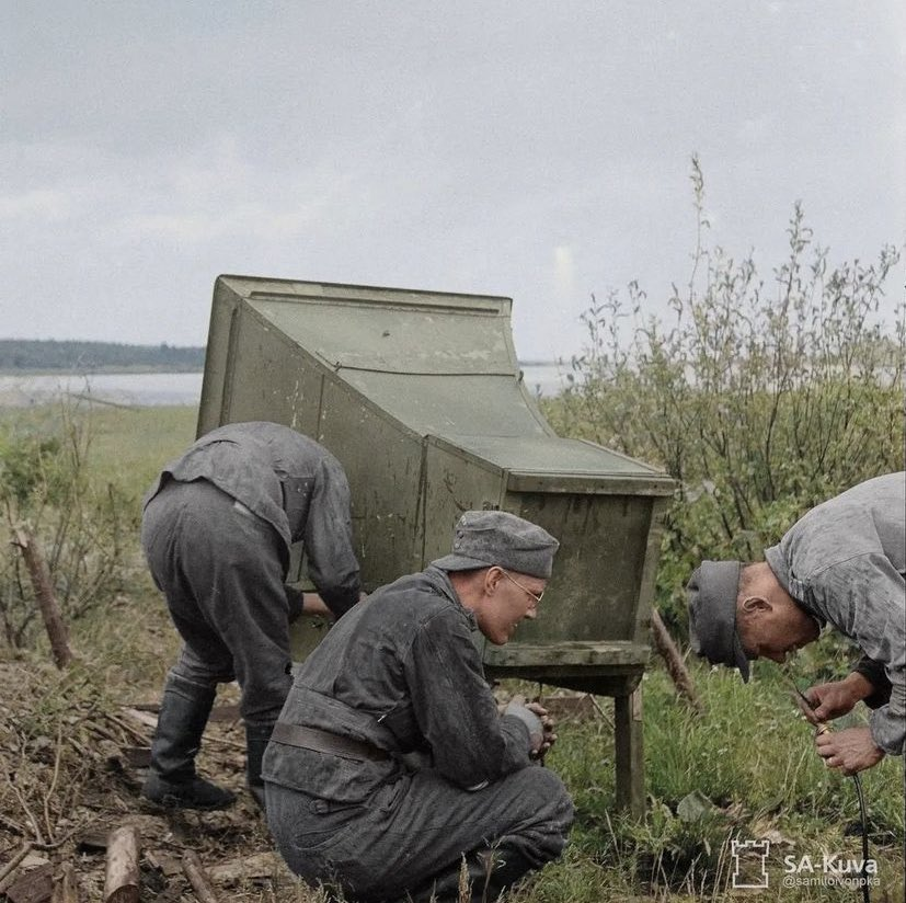 Nehrin diğer tarafındaki Sovyet birliklerine propaganda yapmak için hoparlör kuran Fin askerleri – Syväri, 20 Haziran 1942.