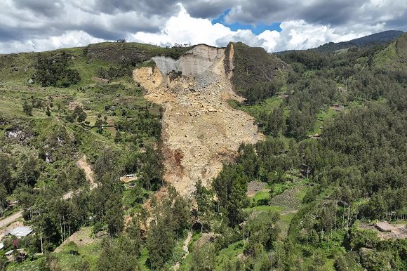 🇵🇬| El Gobierno de Papúa Nueva Guinea pidió evacuar a miles de residentes en las áreas más afectadas por una avalancha, aún parcialmente activa, que ha dejado más de 7 000 damnificados. Además, alerta que ha enterrado vivas al menos a 2 000 personas. 🔗 acesse.dev/Pqz0Y