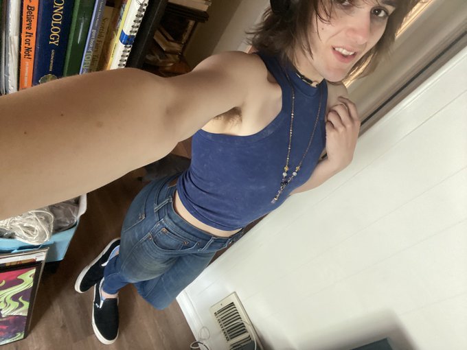 This top is just S tier, not having to wear a bra fees fucking AMAZING https://t.co/PV8UQSgak4
