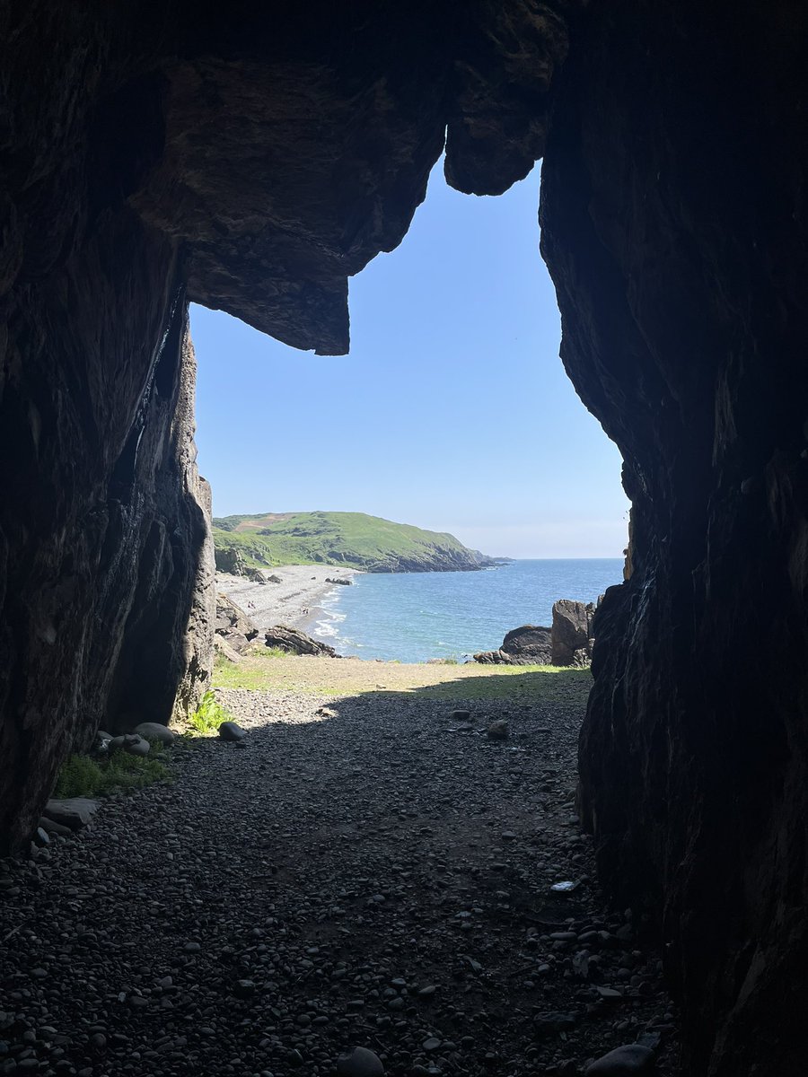 anzo2002's tweet photo. 📍St Ninnian’s Cave 🏴󠁧󠁢󠁳󠁣󠁴󠁿🪨🌞🗺️ #scotland #stninnianscave #scenery https://t.co/EHEDZ3wrbl