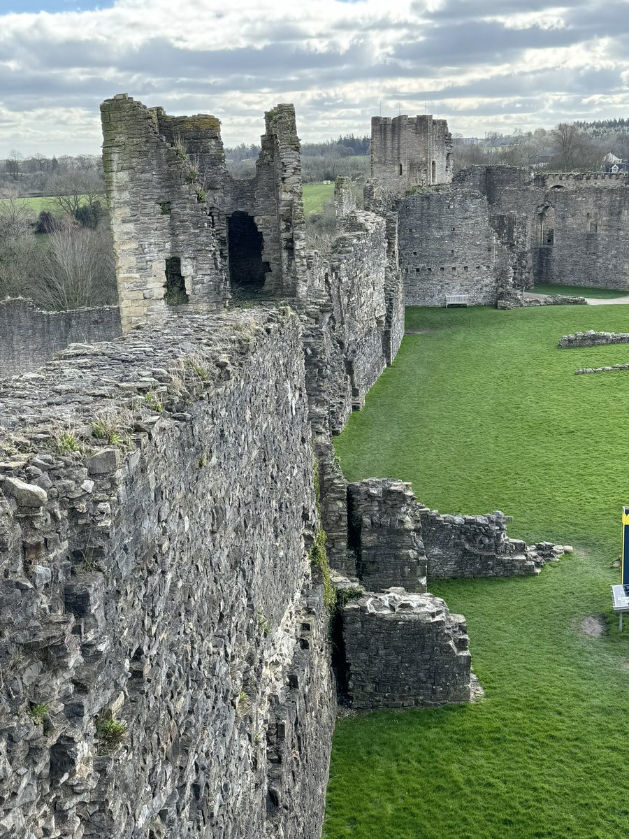 View of the wall walk and inside of the curtain walls of Richmond Castle, Yorkshire 🏴󠁧󠁢󠁥󠁮󠁧󠁿 #wallsonwednesday #castle