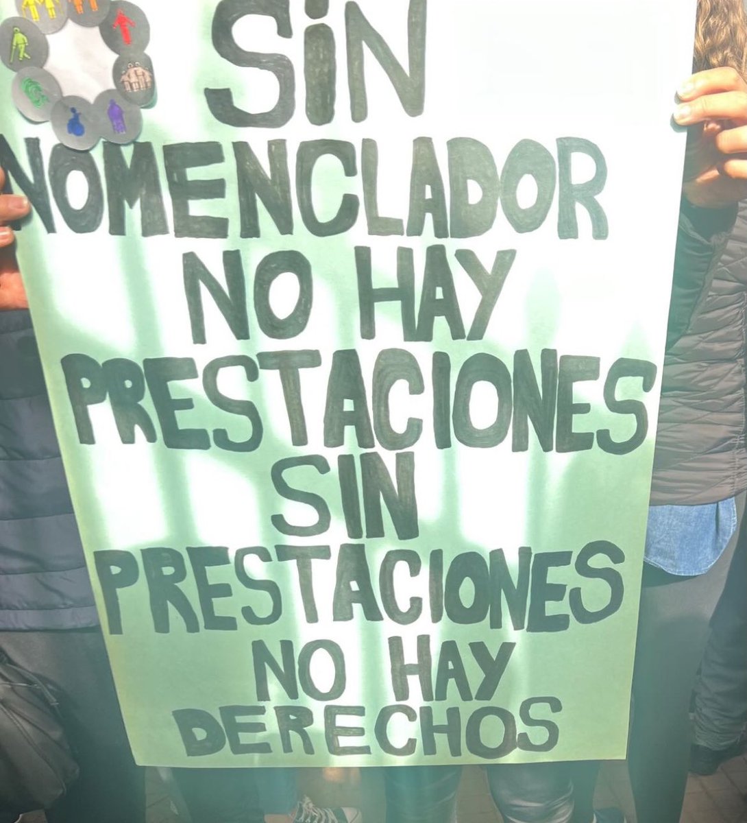 fran_cow's tweet photo. El Polito Quinteros se pone la capa nuevamente de Héroe y reclama en este momento frente a la quinta de Olivos por los derechos de las personas discapacitadas. 👏🫶❤️ https://t.co/Y7VmX28PLG