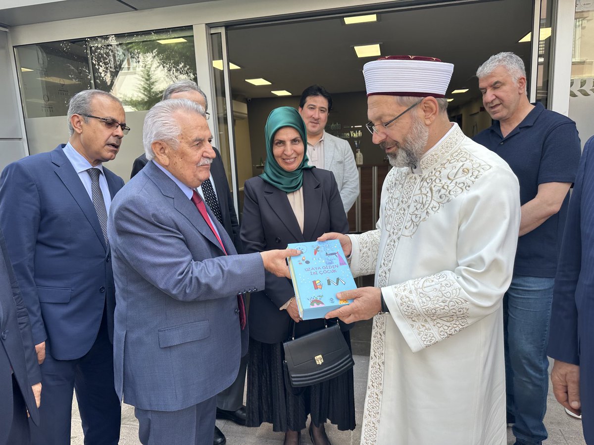 hkorkutata's tweet photo. Diyanet işleri başkanı Sayın Prf Ali Erbaş bey, heyetiyle vakfımızı ziyaret nezaketinde bulundular. Teklifleri üzerine bünyemizde kuran kursu için yer tahsis ettik. Ayrıca 8 yaşıdaki torunumun yazığı kitabı takdim ettim.Rabbim kuran yolunda hizmet edenlere Yardımcı olsun slm dua. https://t.co/kjOYlb59hx
