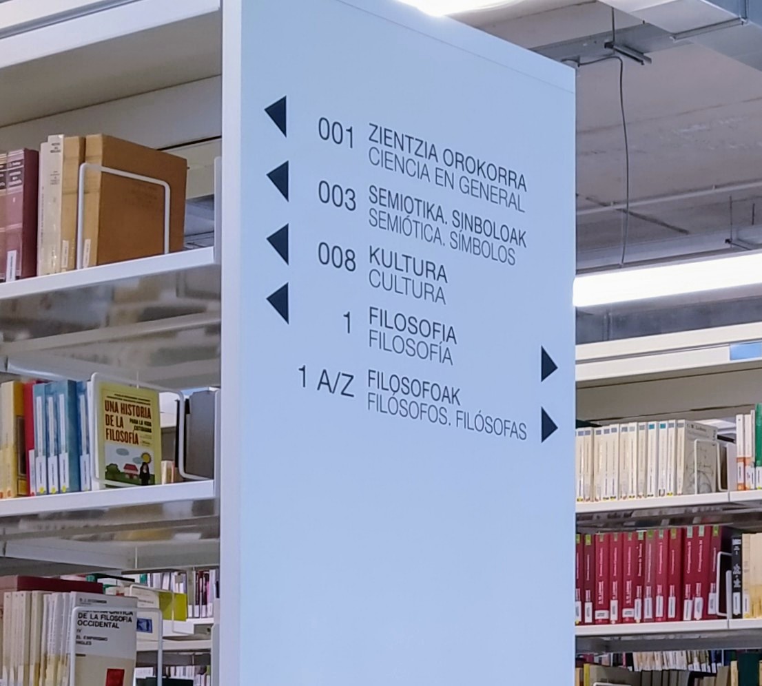 La serena belleza de las bibliotecas universitarias. 

En este caso, blanco y cuasi-infinito, la del Campus de Donostia.