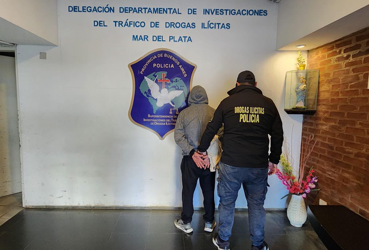 #MardelPlata EL NARCO MÁS BUSCADO: ESTABA PRÓFUGO HACE UN AÑO Y LO DETUVIERON DE LA MANERA MENOS PENSADA 

Tiene 44 años y cayó cuando la Policía lo vio mientras manejaba un auto por Juan B. Justo. Lo buscaban desde abril de 2023 por vender droga en el barrio Regional.