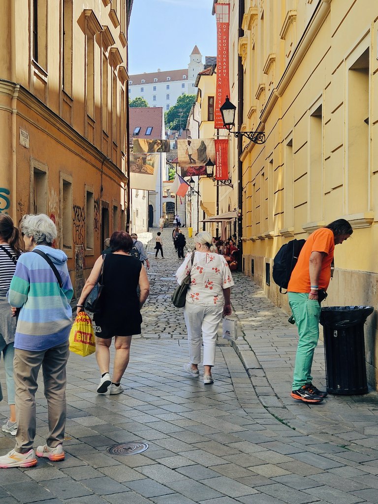 dawdlegram's tweet photo. Charming Old Town Bratislava today.
#Walkwithme
🇸🇰🇸🇰🇸🇰
#Slovakia #Bratislava #urbanphotography #streetphotography #cityviews #citywanderer #cityvibes #throughthelens #visualvibes #justshoot https://t.co/FzXO9liOk8