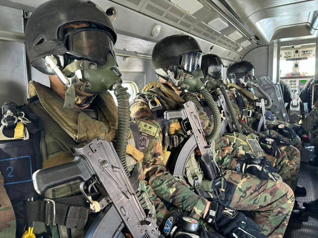 dhernandezlarez's tweet photo. La Fuerza Armada Nacional Bolivariana, organizada por el Estado, regida por los principios de integridad territorial, cooperación, solidaridad, concurrencia y corresponsabilidad, tiene la misión de garantizar la independencia y la soberanía de la nación, asegurar la integridad territorial, la seguridad de la nación, la participación activa en el desarrollo nacional, la cooperación en el mantenimiento del orden interno y la defensa del ejercicio democrático de la voluntad popular consagrada en la Constitución de la República Bolivariana de Venezuela y leyes de la República.

#IntegrarEsVencer