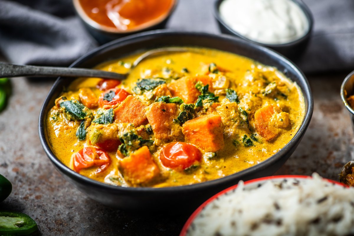 Paramount21Ltd's tweet photo. We're delighted to introduce our brand new vegan Massaman Curry. This deliciously spicy curry combines cherry tomatoes, chargrilled sweet potatoes, spinach &amp; yellow peppers in a tomato and coconut milk sauce, with green chilli, ginger, turmeric &amp; a pinch of cayenne pepper. 🧵1/3 https://t.co/tdVnbtvTYZ