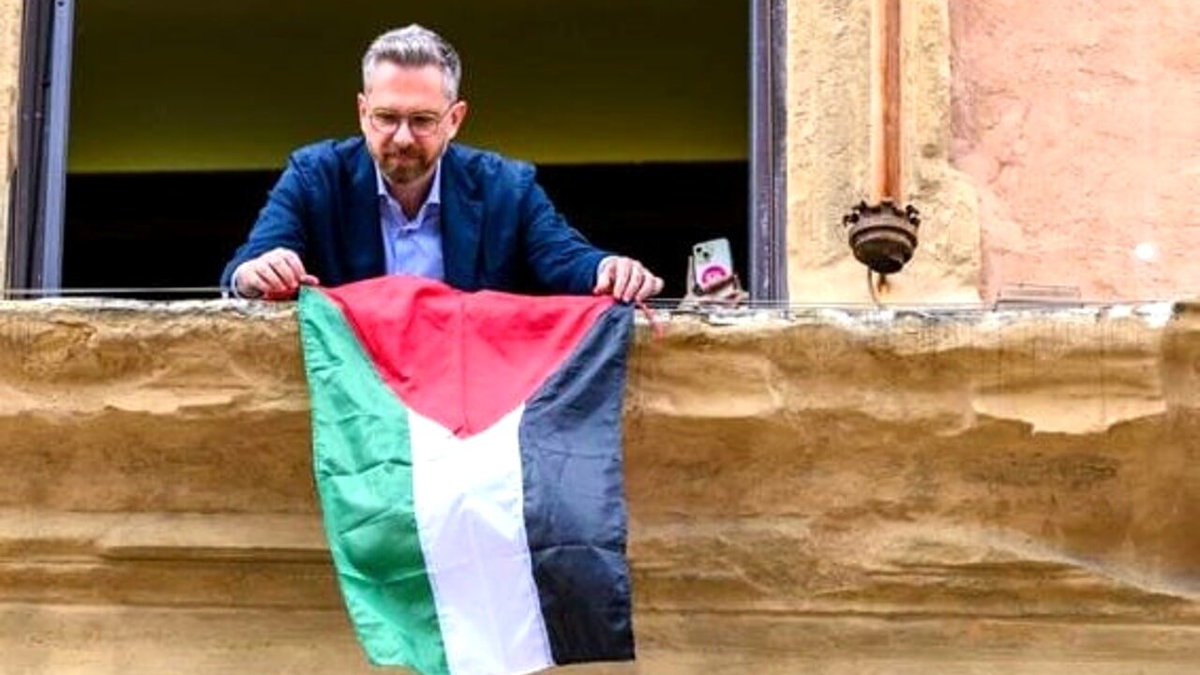 Il gesto del sindaco di Bologna, Matteo Lepore, che oggi ha esposto la bandiera della Palestina dal balcone della sede del Comune, è, di fatto, un appello per la pace, in perfetta continuità con la tradizione bolognese. Quella bandiera rappresenta tutto un popolo a cui da