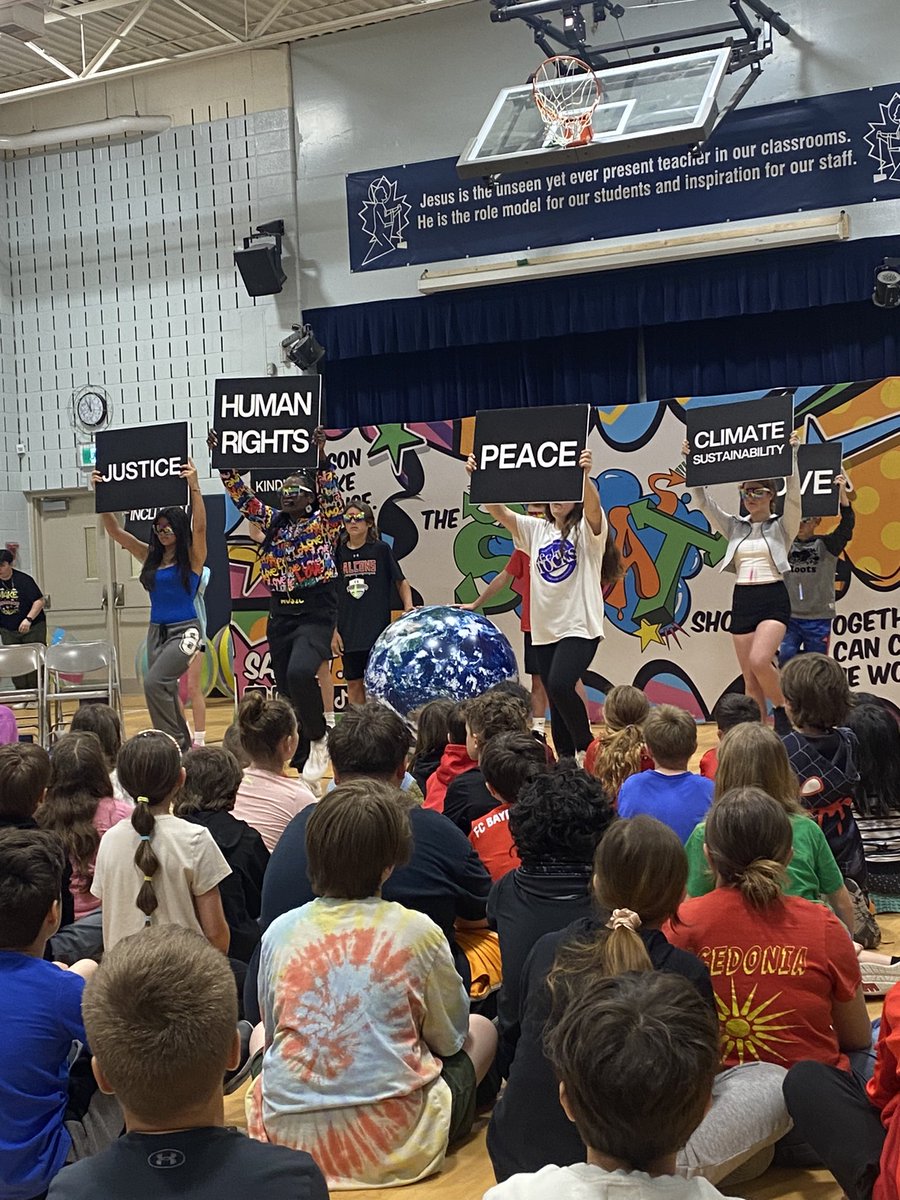 Kaylyn_Adams10's tweet photo. Social Responsibility… It starts with US!!! 
Awesome vibe in the gym today thanks to @saidat2motivate !!! #kindness 
@StJoesActon @HCDSB https://t.co/XGXlIh1RVW