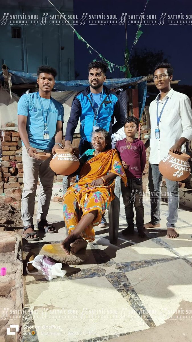 Sattvic Soul in Berhampur organised an event on health care at City slums to make aware about the torrid weather's consequences.
Pamphlets and posters were shown to help them understand how water plays an important role in keeping us hydrated and safe from dehydration.