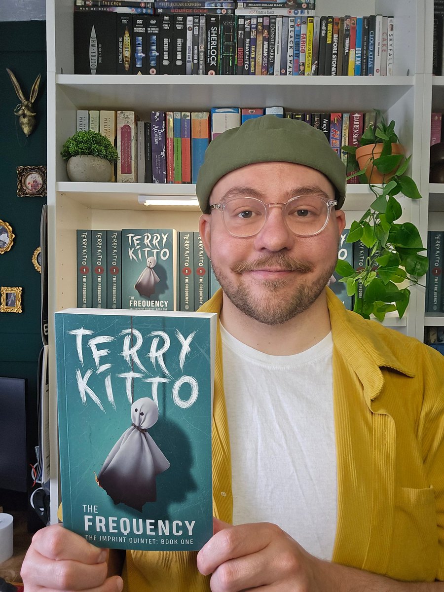 I knew with the redesign I wanted to continue with a fairly minimalist cover - one object, fromt and centre...

Learn more about the journey of the new cover design here:
 terrykitto.com/news/announcin… 
 
.
.
.

#author #horrorbook #horrorjunkie #prettybooks #coverdesign