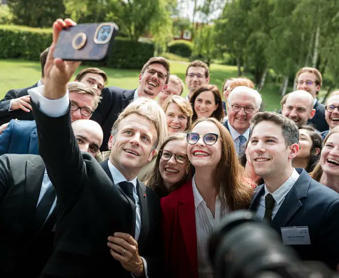 Junge Leute & #Jugendaustausch standen im Mittelpunkt des Deutschlandbesuchs von 🇨🇵Präsident Macron. Er und das🇩🇪🇵🇱 @dpjw_pnwm wurden Münster mit dem 🏆Preis des Westfälischen Friedens ausgezeichnet🕊. Herzlichen Glückwunsch👏!
austausch-macht-schule.org/nachricht/jung…