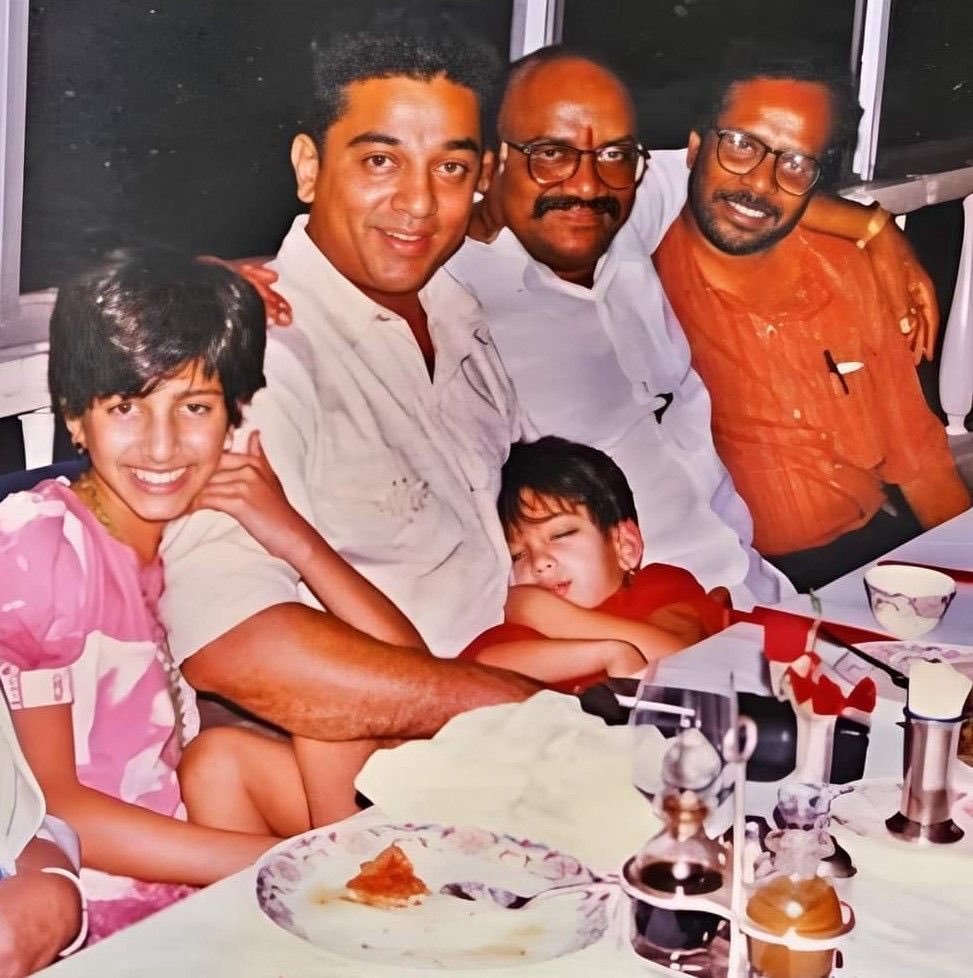 A rare photo.. . never seen before!

@ikamalhaasan @shrutihaasan @Iaksharahaasan @RKFI 
#KamalHaasan #ShrutiHaasan #AksharaHaasan 
#Indian2 #ThugLife #KH237 #RKFI