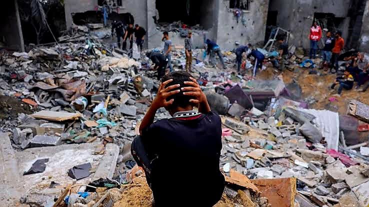 Refah’ta güvenli kamplar bombalanıyor, çocuklar, yaşlılar, gençler öldürülüyor. Filistinli kardeşlerimiz, güvenli bölge ilan edilen Refah’ta katledilmeye, dünyanın gözleri önünde soykırım suçu işlenmeye devam ediyor. Yaşanan olaylarda ölenler sadece Gazzeliler değil, insanlık❗