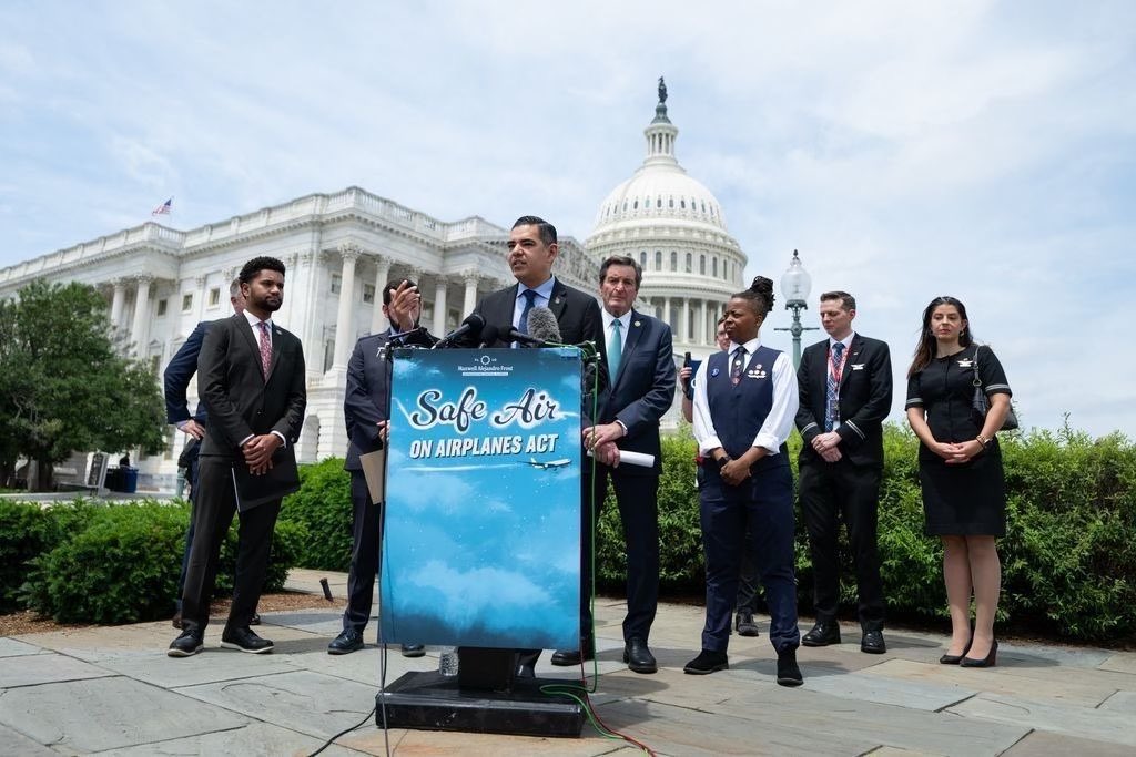 I was proud to join @RepMaxwellFrost, @RepGaramendi, @RepMikeLawler and union members to raise awareness and take action to phase out toxic bleed air systems with the Safe Air on Airplanes Act. This bill is life-saving and really protects workers. Let's get this passed.