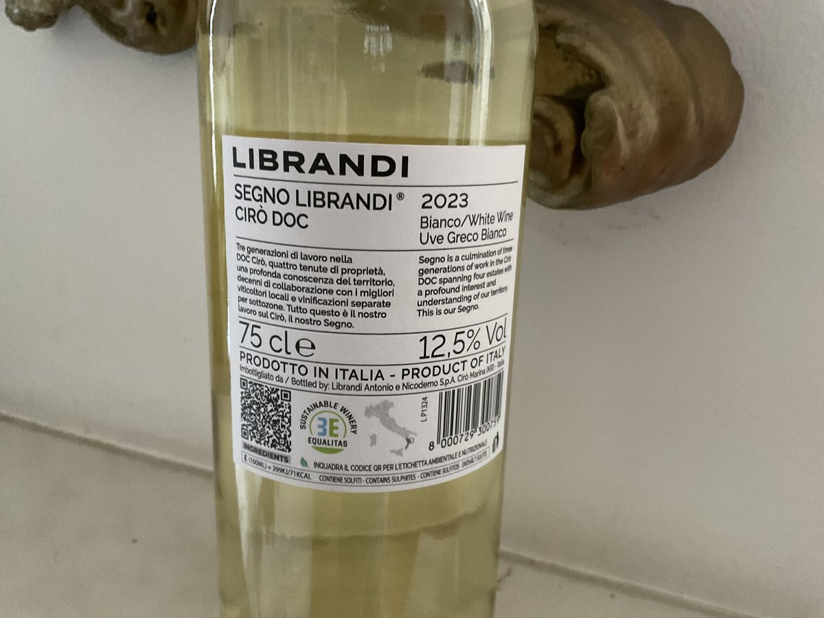 Amici #winelovers questa sera in Calabria con Segno Cirò Dic Bianco di @LibrandiWine da uve Greco Bianco. Al naso piacevoli e precisi sentori fruttati e floreali con note di agrumi e gelsomino. Al palato un bel sorso fresco e sapido, ottima espressione del territorio