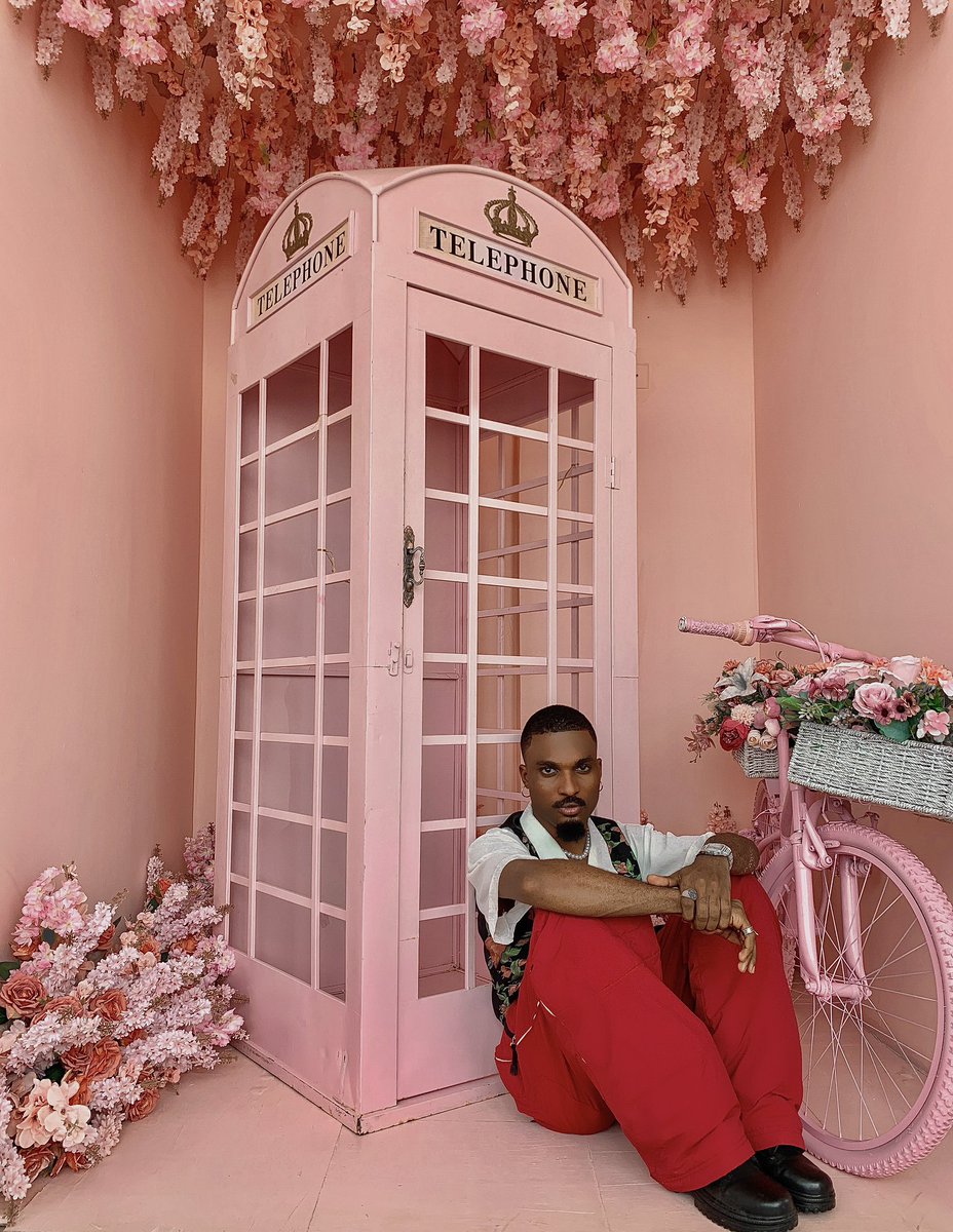 I always seize the moment 🌷

Photo Booth: @pixelplaygroundng 

#menfashion #menstyle  #menwithstyle #menswear #explore #explorepage #mensclothing #agbada #agbadachallenge #menwithstreetstyle #fashioninfluencing #fashionbrand #streetstyle #streetwear #epic