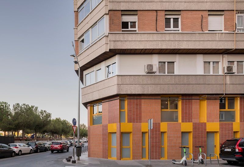 El estudio madrileño Ooiio Arquitectura diseña ocho apartamentos para jóvenes con un estilo fresco y muy colorido en un antiguo local a pie de calle, situado en un bloque residencial de los años setenta frente al río Manzanares de Madrid. 

buff.ly/3VljdPM