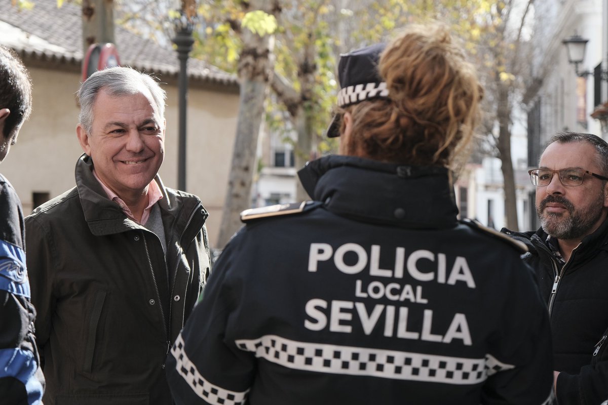 El #14Feb23 @jlsanzalcalde visitaba como candidato las indignas instalaciones del distrito #CascoAntiguo de #PoliciaLocal.
15 meses después todo sigue igual.
❌️ Falta de espacio
❌️🚔 a 2 Km de la sede
❌️Sin ventilación
❌️Sin seguridad
🗣Urge una nueva sede digna🆘️