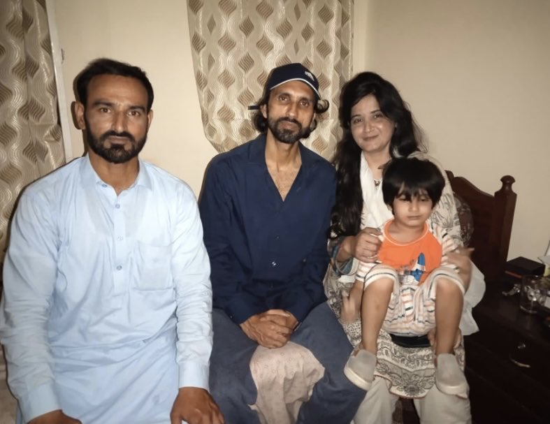 🚨🚨
Finally AJK Govt let missing poet (looking very weak) #AhmadFarhad meet his wife, son and brother.