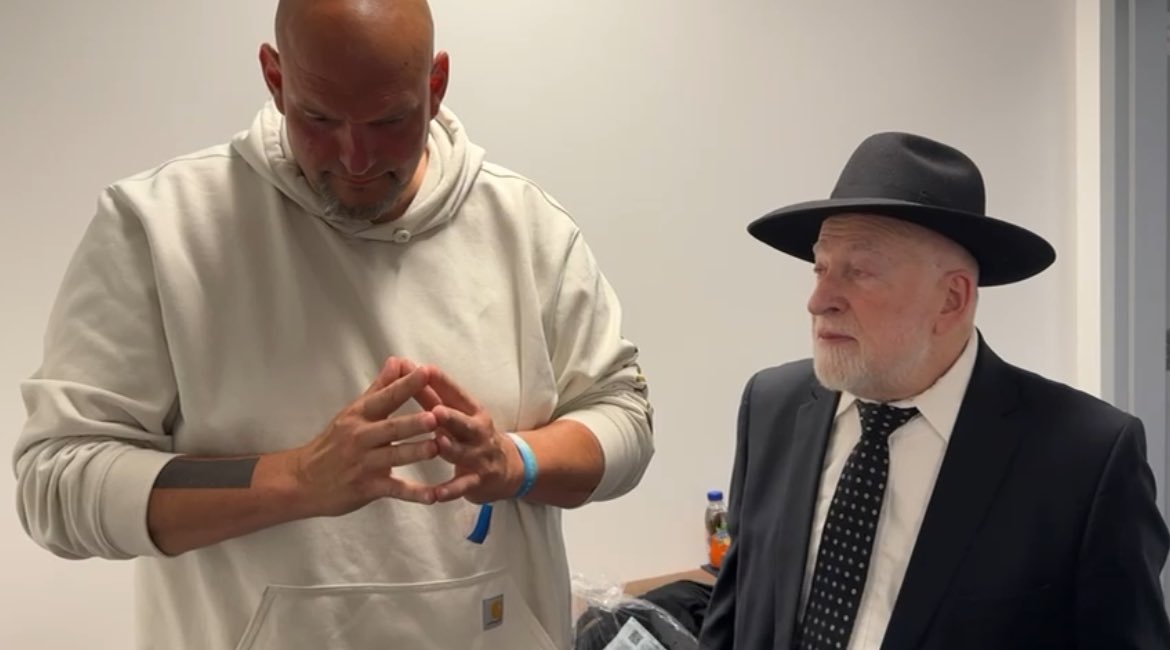 Rav Schachter thanking and blessing @JohnFetterman. 

Senator Fetterman is being honored at Yeshiva University’s commencement today.