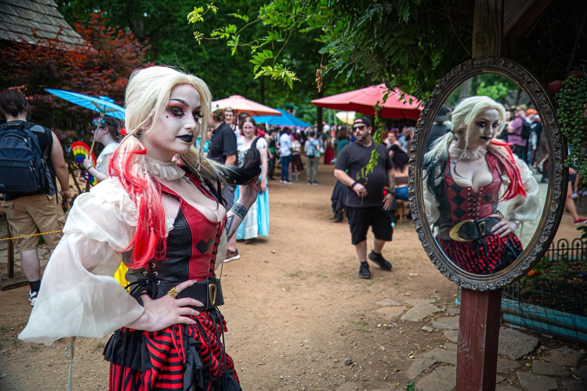 Went to the Georgia Ren Faire this past weekend and Harley said, “Hello Puddin!” Tho it sounded like I heard it in stereo. 

Hehe 

#FunEdits #PhotoFun #RenFaire #GARF #GARenFaire