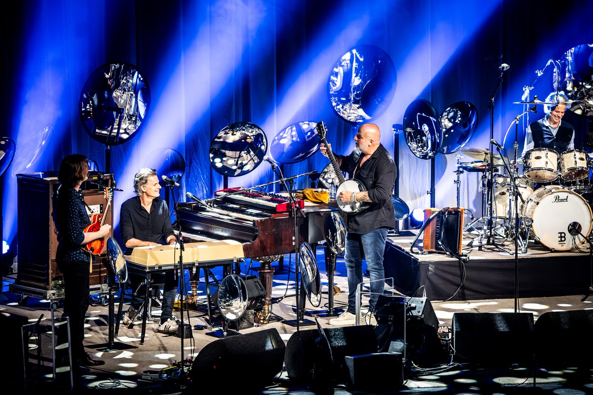 amaredenhaag's tweet photo. BLØF op zijn best in een onvergetelijke avond! Meeslepende verhalen, humor en nostalgie. BLØF verzorgde op woensdag 22 mei een ijzersterk concert in Amare. Blik nog even terug op een prachtige avond met de foto's van IngloriousFiction.

👉 Zie terugblik op https://t.co/AO3TjXSrYl https://t.co/uN7SzdKH7M