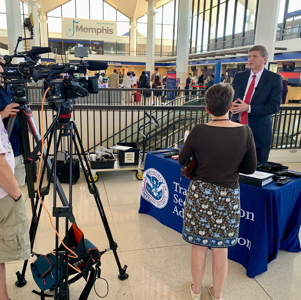 This morning, @TSA representatives Mark Howell & Kevin McCarthy demonstrated a variety of items caught at airport checkpoints by TSA’s watchful eyes. Avoid travel trouble by reviewing TSA’s “What Can I Bring” website: tsa.gov/travel/securit… @TSA_Southeast