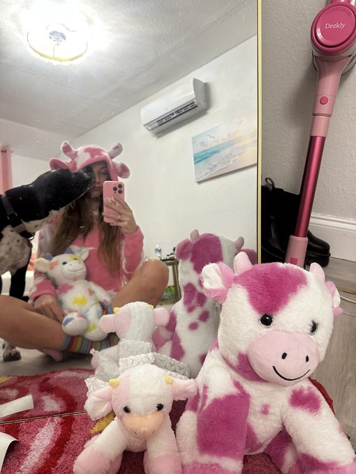 Can you guess what my obsession is? 🐮🐄🐮🐄  https://t.co/iEN5u6Shrz https://t.co/Vf4Jp7DKsd<a href="/tag/macymeadows"class="tags"><span>#macymeadows</span></a>