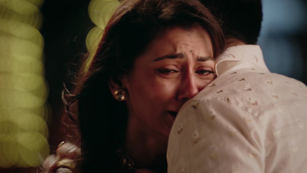 How adorable they are! 😩😭❤️‍🩹 Virat's deeply concerned to see her in tears on the road, his anxiety rising at the thought of her safety. Without hesitation, he embraces her tightly, offering solace. 🤧🫂 #SritiJha #ArjitTaneja #SriJit #AmVira #KaiseMujheTumMilGaye #AmViraKiShaadi