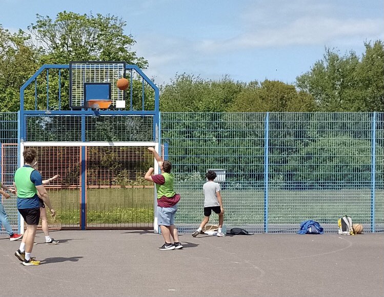 Lovely weather today as Bay Youth Project staff delivered #Basketball session & #Handball taster @SandhamGardens in #Sandown & then undertaking  Detached Youth Work in #Shanklin & Sandown area’s - positively engaging young people.
#YouthWork #Community #SportforDev #IsleofWight