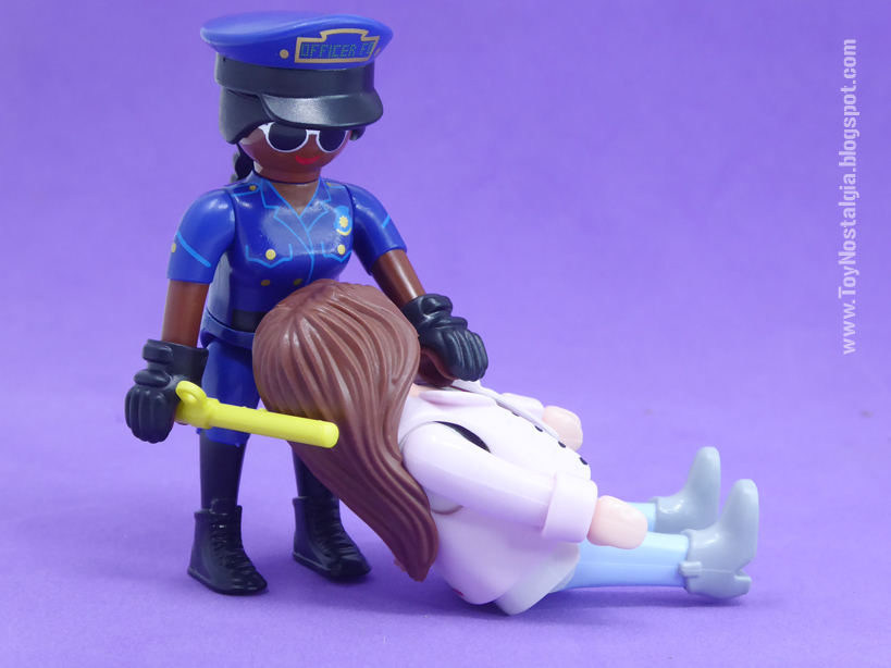 El playset de Playmobil BTTF2 incluye un personaje secundario pero no or ello menos interesante. Se trata de una de las agentes de policía -->> bit.ly/3ufctUT 

#volveralfuturo #regresoalfuturo #retourverslefuture #BTTF #backtothefutureplaymobil