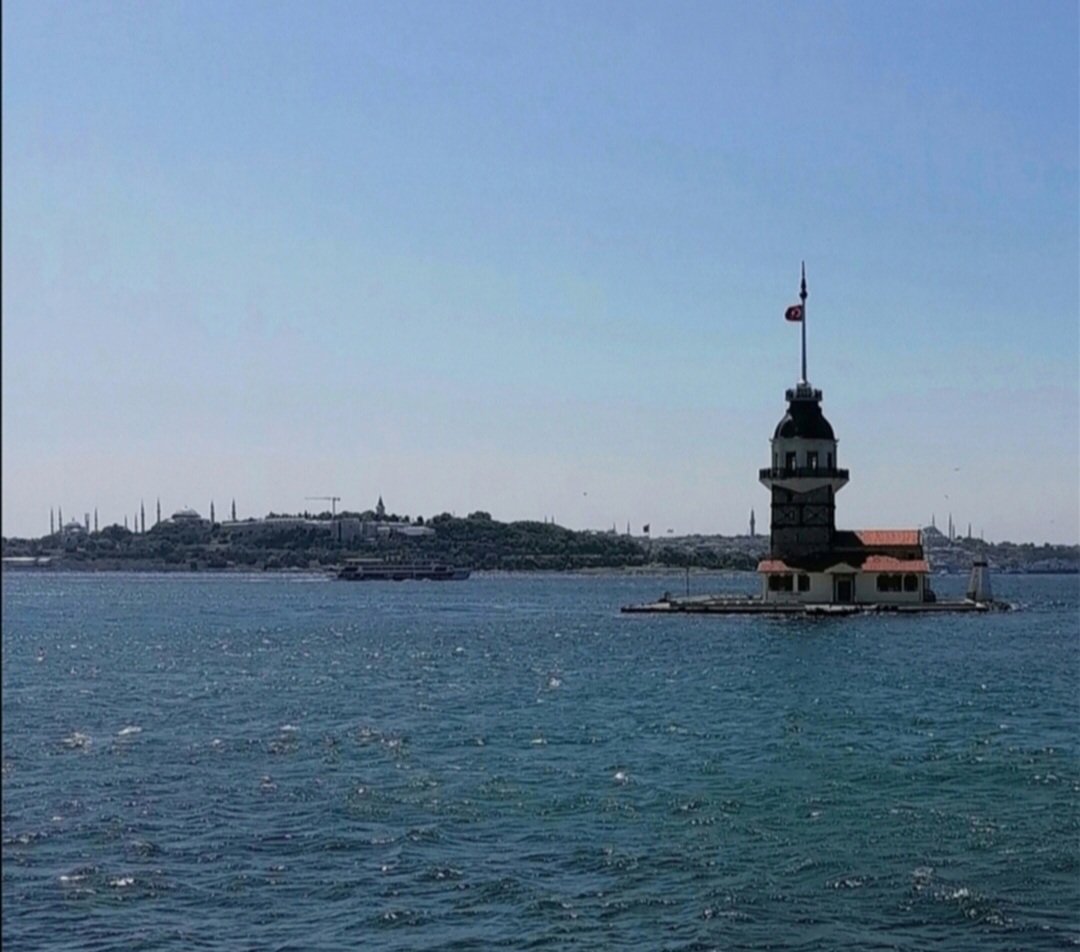 29 Mayıs 1453
571. Yıl
Nice revnaklı şehirler görülür dünyada,
Lakin efsunlu güzellikleri sensin yaratan.
Yaşamıştır derim, en hoş ve uzun rüyada 
Sende çok yıl yaşayan, sende ölen, sende yatan.
     Yahya Kemal Beyatlı
#İstanbul
#İstanbulunfethi