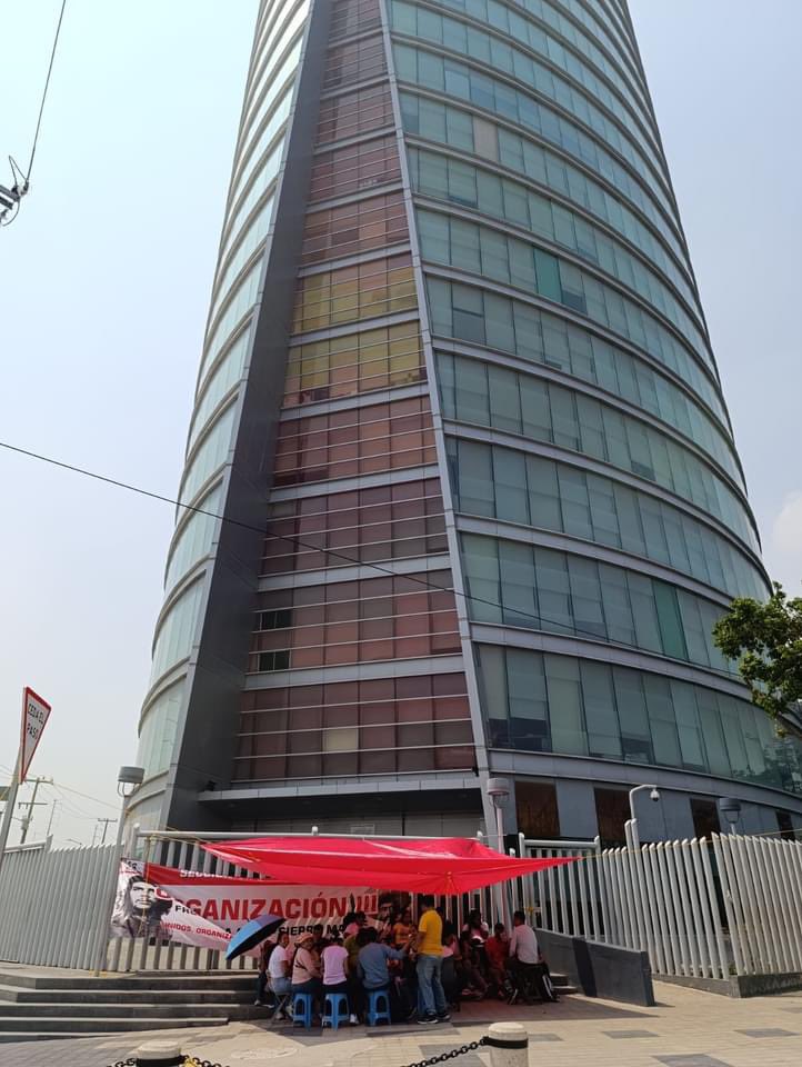 AlertaChiapas's tweet photo. 🚧CNTE toma instalaciones de:

- Coca Cola, 
- Bimbo, 
- Pemex 
- Torre Chiapas
- Caseta de Cobro de la vía rápida Tuxtla - San Cristóbal, (hay paso libre).
#AlertaChiapas

Tome sus precauciones #Tuxtla https://t.co/HK7DWFexND