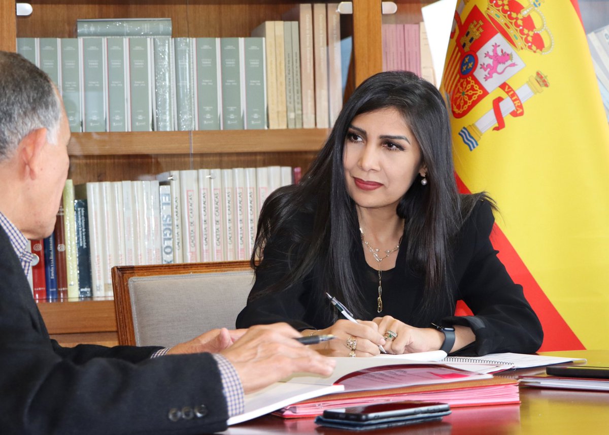 EmbaVEespana's tweet photo. La Embajadora Gladys Gutiérrez sostuvo un encuentro con el Cónsul General en Vigo @ConsVEVigo, Martín Pacheco, para definir acciones relacionadas con la profundización en Galicia y Asturias del Plan Social Consular, impulsado por el Presidente @NicolasMaduro y @CancilleriaVE https://t.co/uQ8IpUurgH