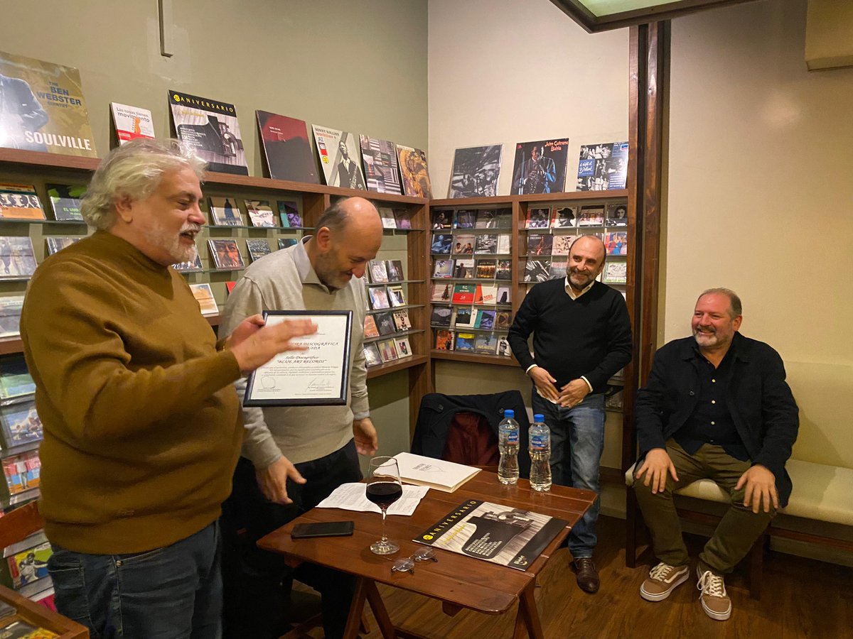 _charlycardozo's tweet photo. 🎶 Desde #Rosario el sello Blue Art Records lleva editados 131 discos (principalmente de jazz) y su mentor @vargashache produjo infinidad de conciertos en la ciudad y todo el país.

🎹 Hoy destacamos esa gran trayectoria, a instancias de @Leo_Caruana y todo el @ConcejoMRosario https://t.co/ahtpHAgCP8