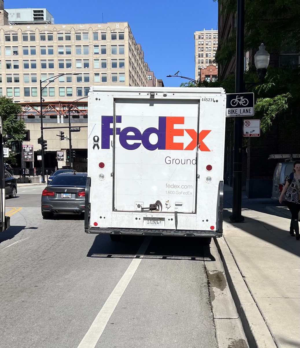 .@FedExHelp please ask your delivery trucks not to park in bike lanes. Especially not *right next* to a Bike Lane sign. 
#bikechi
@bikelaneuprise