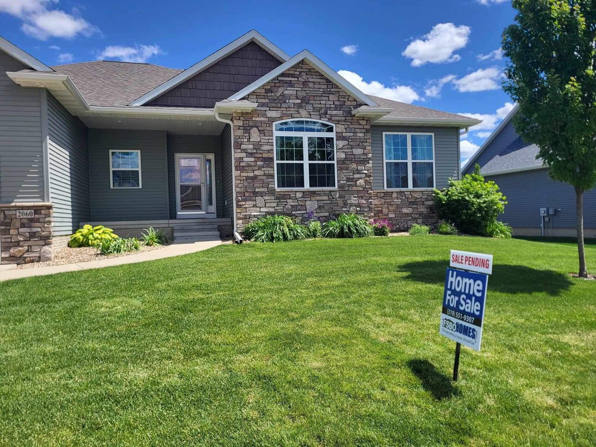 Jeff & Brooke went sale pending in 11 days! ❤️ 🙏🏻 Thank you for sharing the picture with us. Learn how you can save at FSBOHOMES.COM. The way selling a home should be! 

#thewaysellingahomeshouldbe #fsbohomescedarrapids #fsbohomescom #FSBOHOMES #realestate