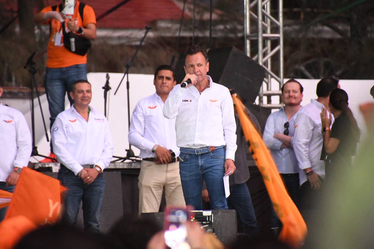 SalvadorZamoraZ's tweet photo. @PabloLemusN @AlvarezMaynez En equipo, junto con @fanypadillam como presidenta municipal y los próximos diputados  @RSantillanCts y @MarcosGodinezM, El Salto se pintará de naranja. ¡Ánimo, vota todo Movimiento Ciudadano el 2 de junio! 🍊 https://t.co/dkHozi9ymx