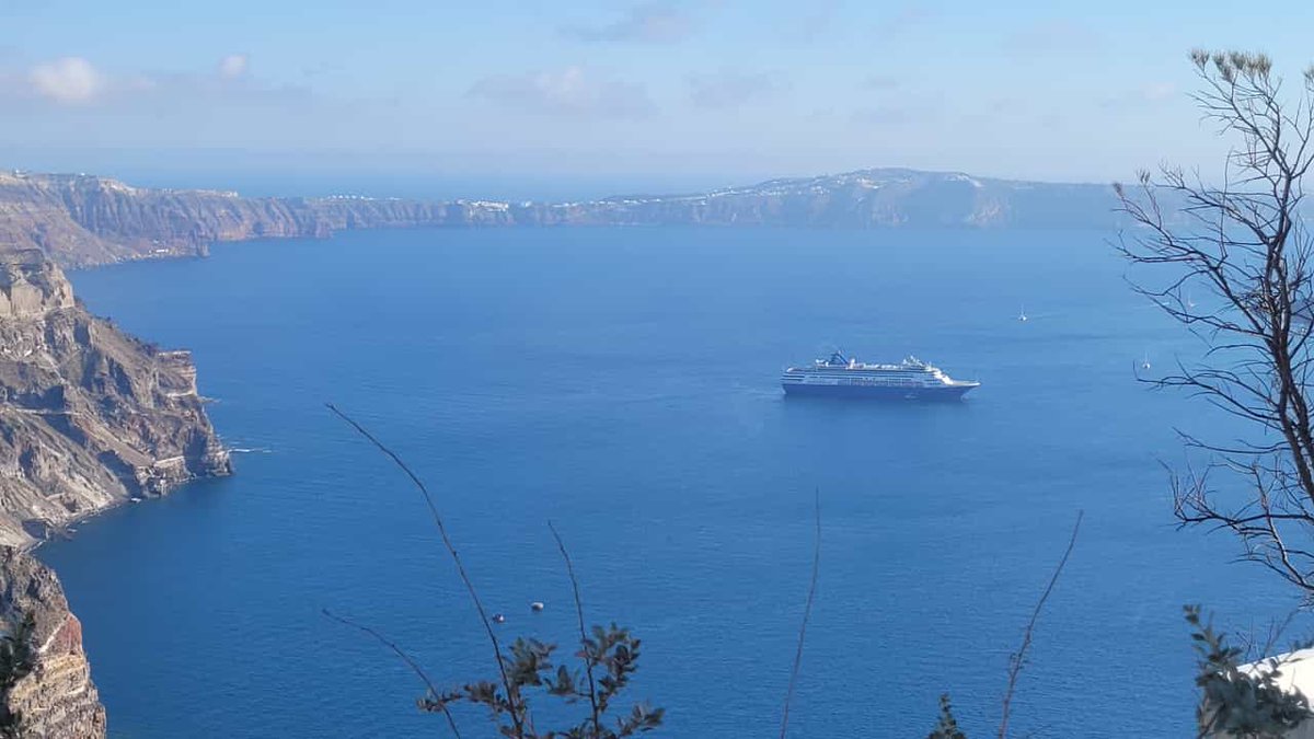 Die Celestyal Journey wartet in der Caldera
#santorin #caldera #fira #santorini #thira #Celestyaljourney
#celestyalcruises
#cruise #cruiseship #greece #griechenland #kreuzfahrtpraxis #Kreuzfahrtschiff #kreuzfahrt