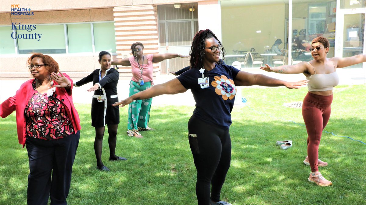 The sun is out and it’s the perfect weather to take our workout outdoors! 😎Today, @kingscountyhosp hosted a Movement Workshop on the C/D lawn with Artist in Residence Livia Thinosen Ohihoin. The sun can do wonders for your mental health. #WeAreKings