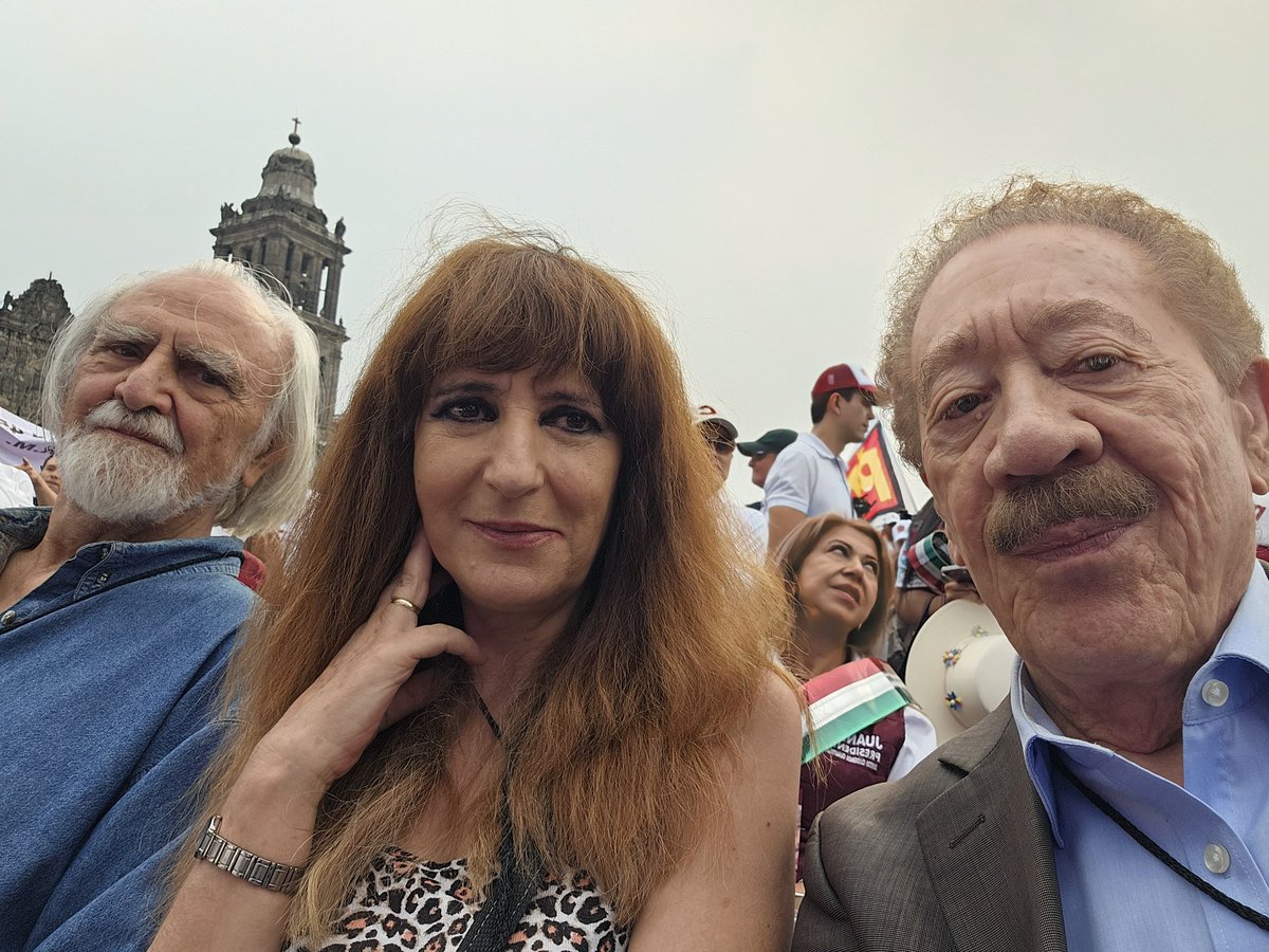 En el Zócalo, repleto, listos para iniciar el cierre con Claudia Sheinbaum. Desbordante entusiasmo. Con Armando Bartra Consuelo Sánchez. @ClaraBrugadaM @Claudiashein @lopezobrador_ @martibatres