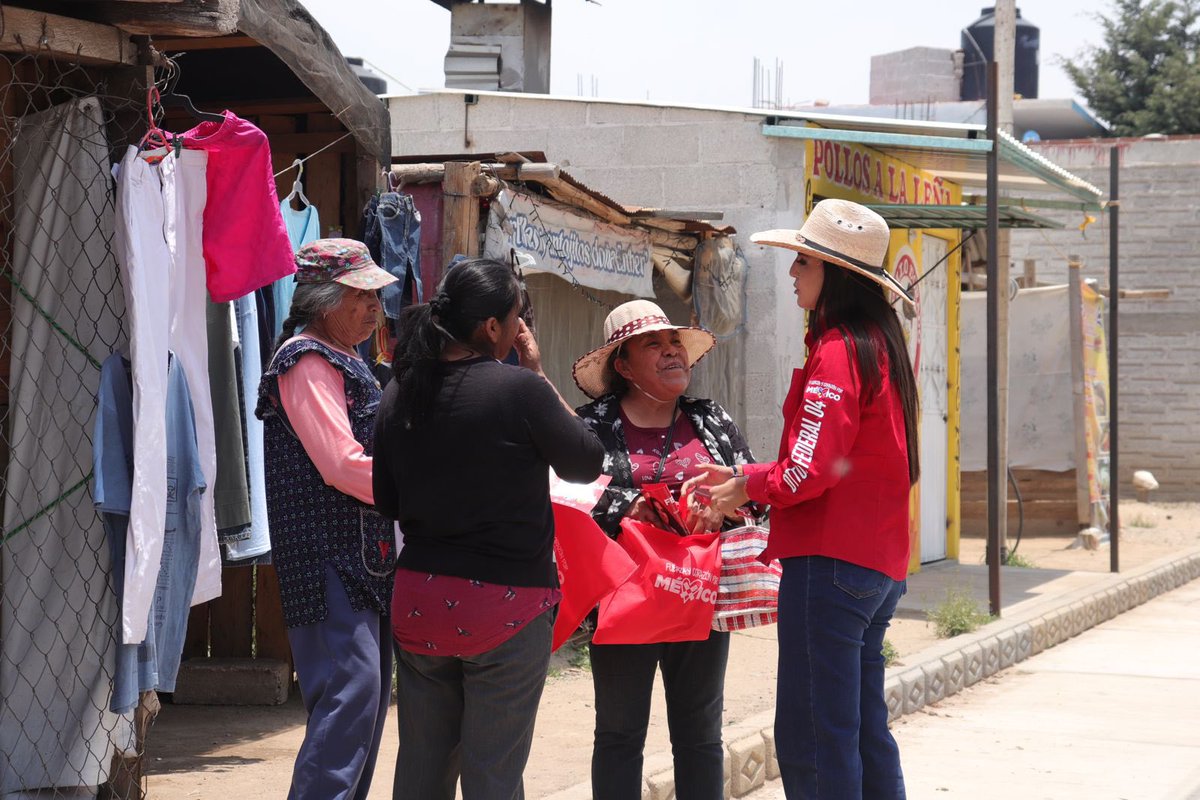 FerPozosR's tweet photo. Recta final y me siento más agradecida que nunca con la gente que me ha mostrado todo su apoyo.En la comunidad de Payuca en el municipio de #Cuyoaco ya se siente la victoria del distrito 04 y de todo el estado con mi amigo @NestorCamarillo próximo senador. #ConFuerzaYCorazónLibre https://t.co/EGcvlhPOiz