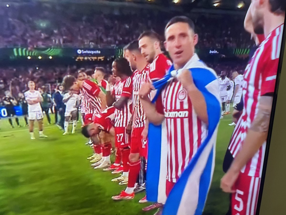 Daniel Podence proudly draped in a Greek flag ahead of the trophy ceremony 🇬🇷

Get him Greek citizenship ASAP!

#OLYFIO #UECL #UECLFINAL