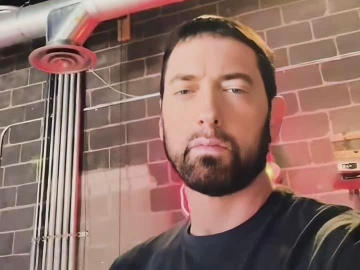 «Y ahora… para mi último truco, voy a hacer desaparecer mi carrera.» — Eminem tras el anuncio de su sencillo comeback 'Houdini' en una videollamada por FaceTime con el mago David Blaine.