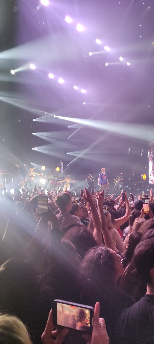 Concert Ibis Rockcorps grandiose et au top du top ce soir avec Ronisia, Franglish et Macklemore à l'Accor Arena et j'ai réussi à atteindre les 20 Bercy que j'ai fait depuis 2009 concerts et événements sportifs confondus.
