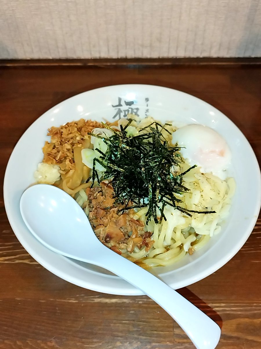 ラーメン堂 極
『油そば』
チーズ、温玉プラス