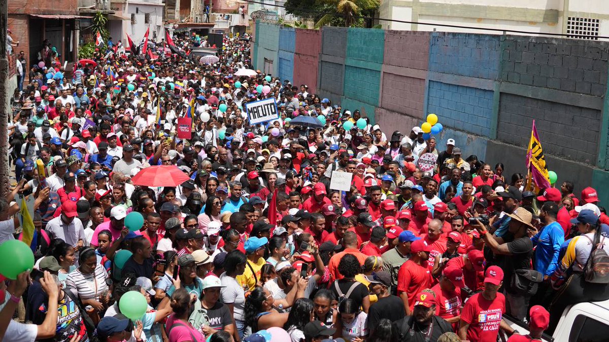 NicolasMaduro's tweet photo. ¡Es increíble la alegría de nuestro pueblo de Montesano! Por donde pasamos formamos un alboroto, estamos conectados desde el corazón, con ese sentimiento nacional que nos mueve, le decimos al mundo que ningún imperio, ninguna sanción va a impedir que Venezuela siga adelante. ¡Somos libres e independientes! Nadie detendrá a la Patria de Bolívar y Chávez. ¡La esperanza está en las calles!